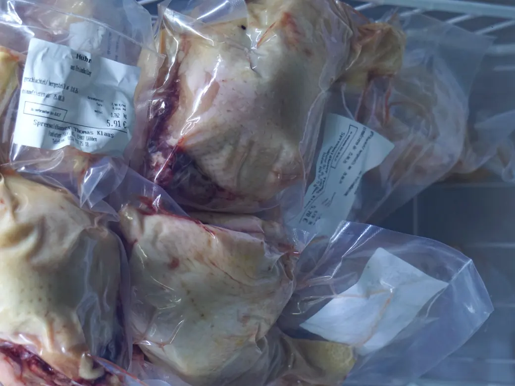 Frische Enten und Gänse vakuumverpackt in der Kühlung