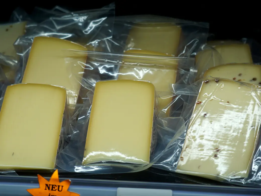 Käsestücke vakuumverpackt in der Kühlung