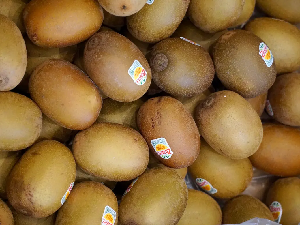 Reife Kiwis in der Obstauslage des Hofladens