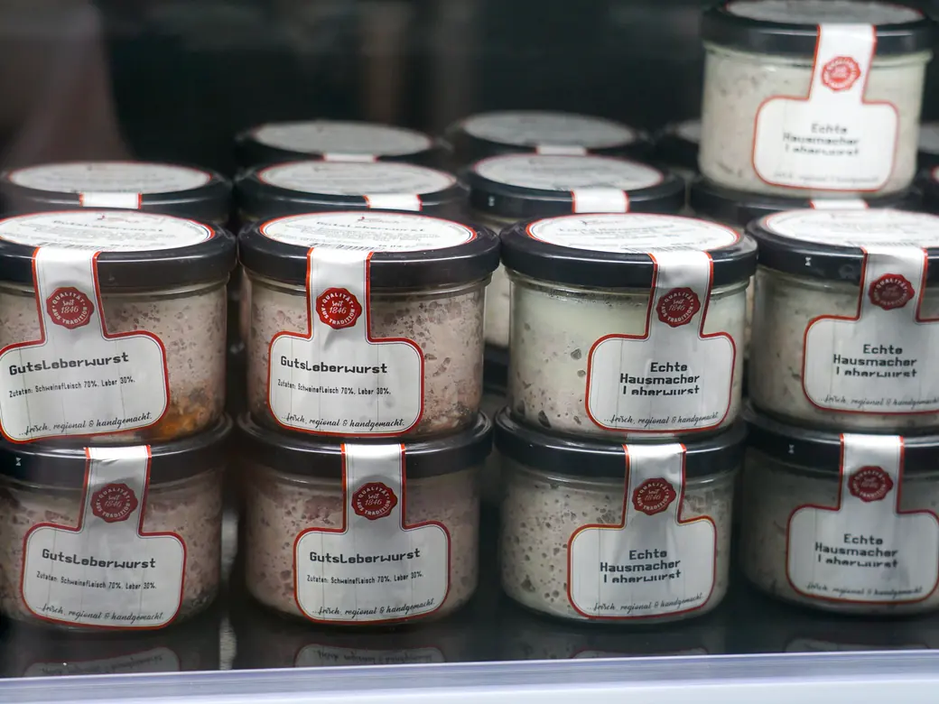 Regal mit Wurst im Glas verschiedener Fleischereien